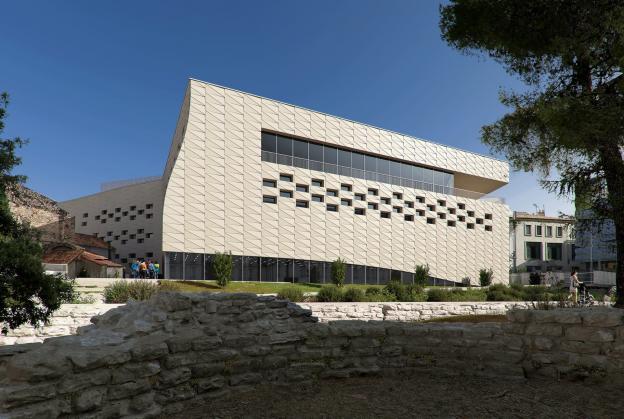 Ceremony held to celebrate progress on new congress centre in Nimes